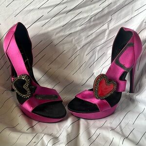 Roger river satin court shoes + leather and strass hearts